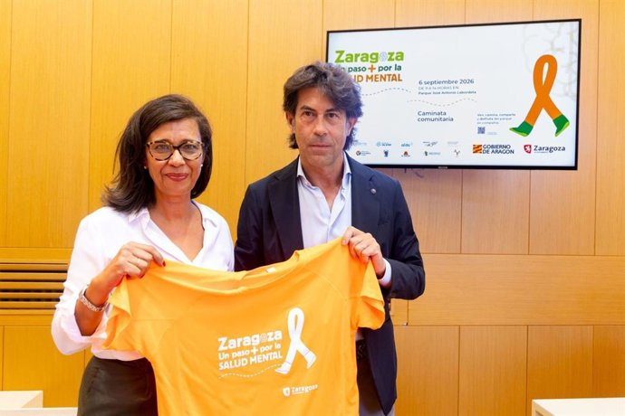 La consejera municipal de Políticas Sociales, Marian Orós, y el representante de la Federación Salud Mental Aragón, Emilio Eiroa, presentan  la iniciativa "Un paso + por la salud mental"