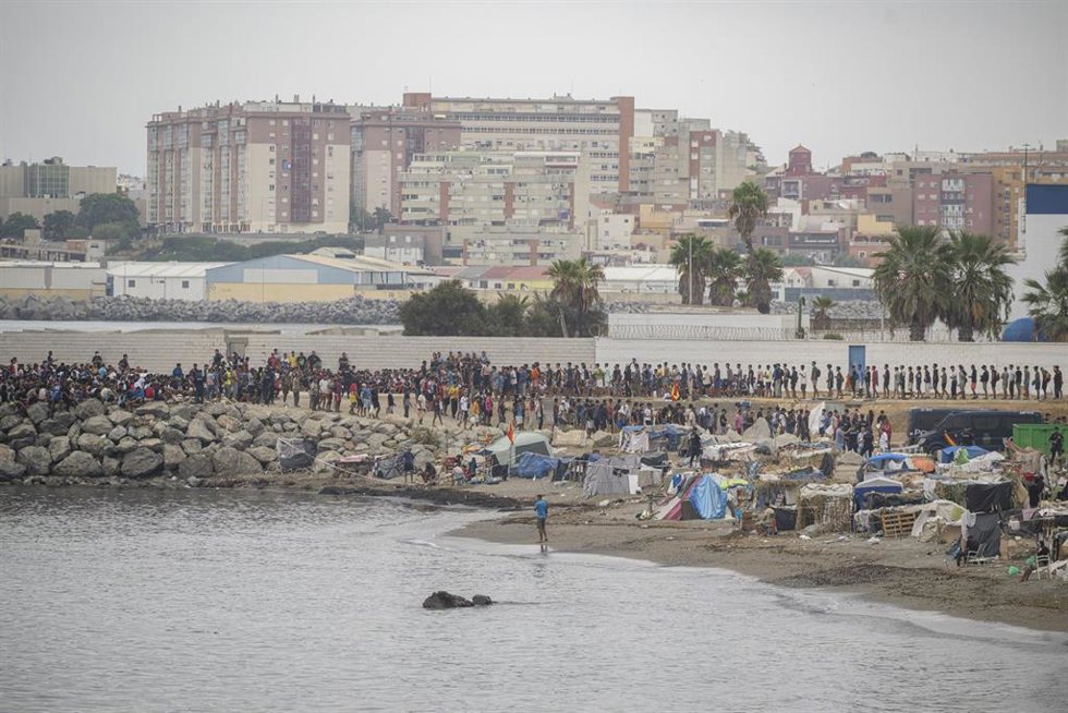 Varios inmigrantes acampados en una playa, a 1 de septiembre de 2026, en Ceuta (España).