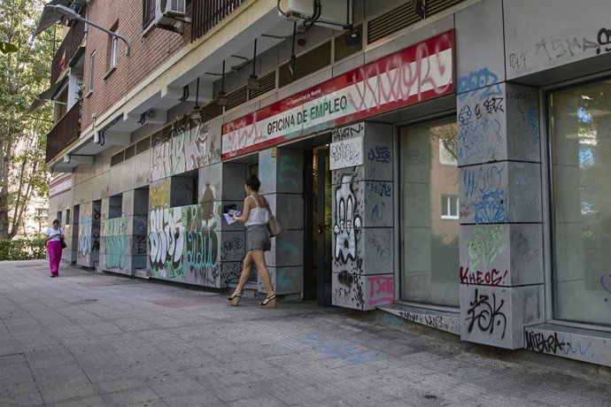Archivo - Una mujer sale de una oficina de servicio público de empleo 