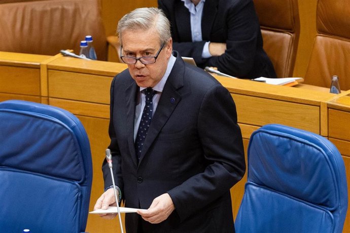 Archivo - El conselleiro de Sanidade, Antonio Gómez Caamaño, en una respuesta parlamentaria en el Pazo do Hórreo.