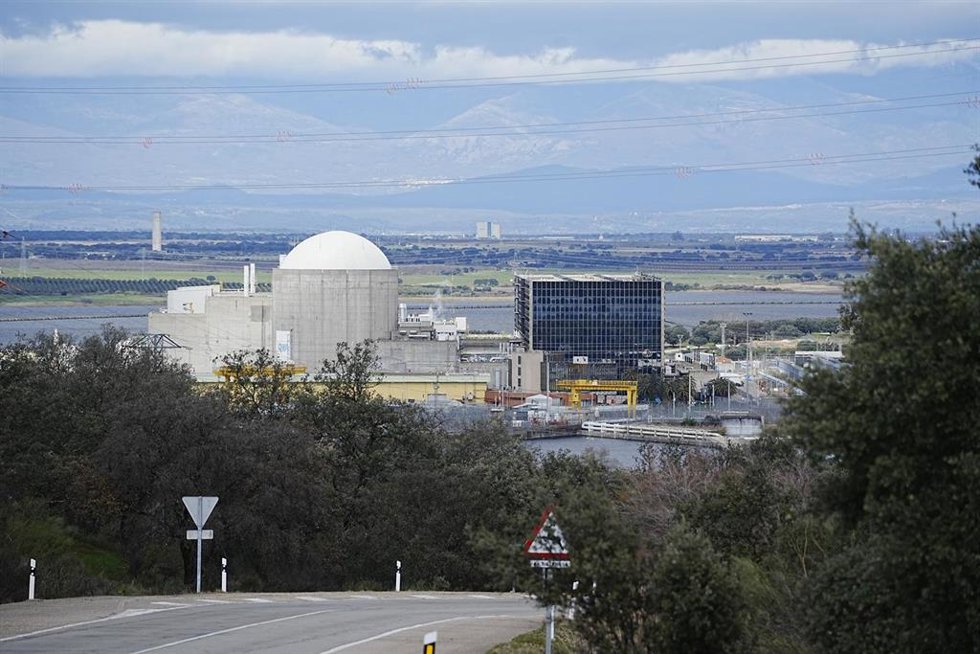 Archivo - Vista de la central nuclear de Almaraz, a 16 de febrero de 2026, en Navalmoral de la Mata, Cáceres, Extremadura (España). El Consejo de Seguridad Nuclear (CSN) prevé emitir a lo largo de este verano el informe preceptivo sobre la solicitud de mo
