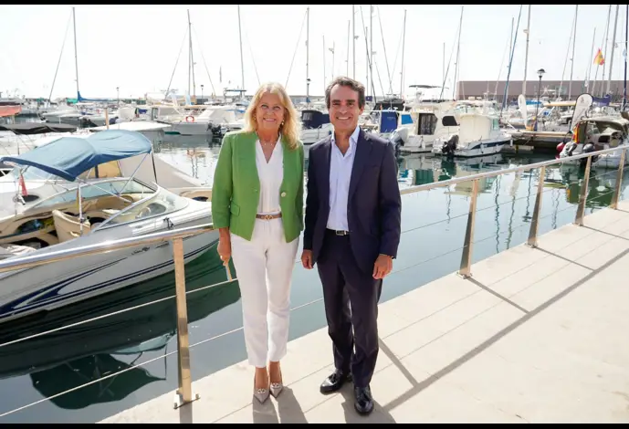 El consejero de Fomento y Movilidad de la Junta de Andalucía, Mario Muñoz-Atanet, visita el puerto de la Bajadilla de Marbella junto a la alcaldesa, Ángeles Muñoz.
