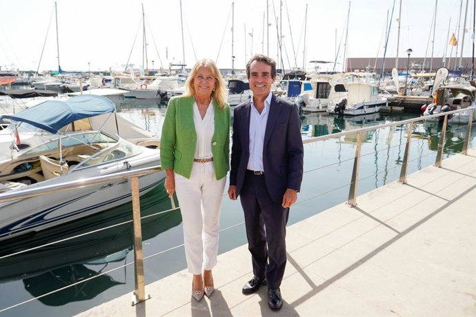 El consejero de Fomento y Movilidad de la Junta de Andalucía, Mario Muñoz-Atanet, visita el puerto de la Bajadilla de Marbella junto a la alcaldesa, Ángeles Muñoz.