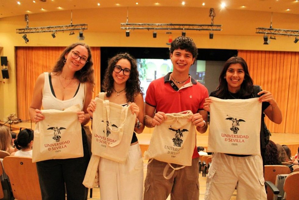 Estudiantes internacionales en el acto de bienvenida de la US al alumnado procedente de otras universidades
