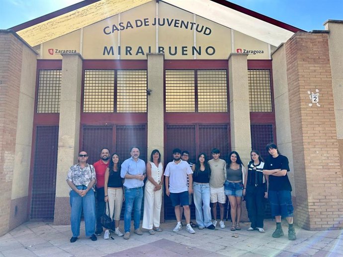La portavoz del grupo municipal del PSOE en el Ayuntamiento de Zaragoza, Lola Ranera, frente a la Casa de Juventud de Miralbueno