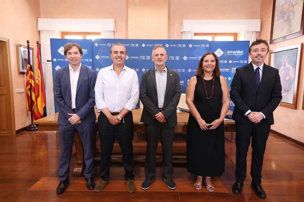 Educación, el IBSalut y la UIB fomentarán la participación de las instituciones sanitarias en la docencia