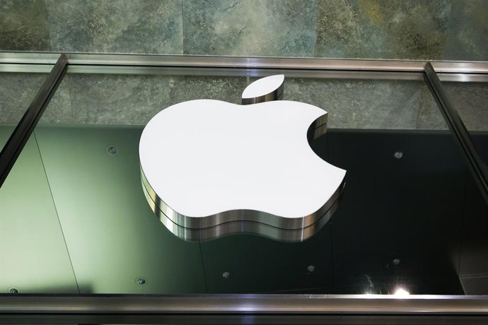 Archivo - Arquivo - ARQUIVADO - 2 de maio de 2023, Hamburgo: FOTO DE ARQUIVO - O logotipo da empresa de tecnologia norte-americana Apple é visível à noite na Apple Store. Foto: Christian Charisius/dpa