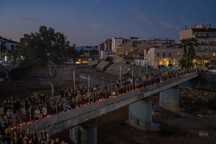 Archivo - Arxiu - Centenars de persones encenen ves-les al llarg de la rambla del Poyo per a mantenir viva la memòria dels morts en la dana