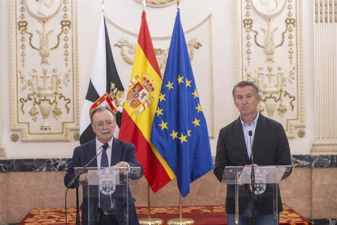 El presidente del Partido Popular, Alberto Núñez Feijóo, y el presidente de Ceuta, Juan Jesús Vivas (i), atienden a los medios de comunicación, en el Palacio de la Asamblea de Ceuta, a 19 de agosto de 2026, en Ceuta (España). 