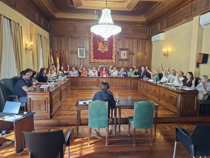 La Corporación municipal aprueba una propuesta del Grupo Popular que muestra el apoyo y la solidaridad de Teruel con Ceuta y sus vecinos y reafirma la españolidad de la Ciudad Autónoma.