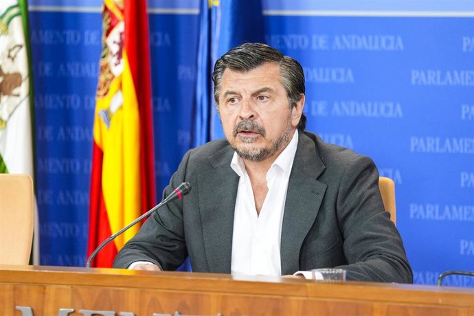 El portavoz del grupo parlamentario popular, Toni Martín, durante la ronda de ruedas de prensa de portavoces de los grupos parlamentarios en el Parlamento de Andalucía. A 2 de septiembre de 2026 en Sevilla (Andalucía, España). Los portavoces de los grupos