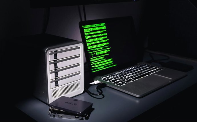 Computador de torre e laptop