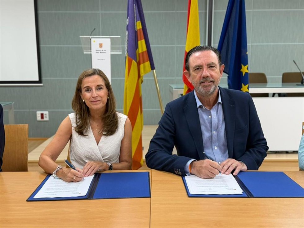 El conseller de Empresa, Autónomos y Energía, Alejandro Sáenz de San Pedro, en la firma del convenio con Ecoembes.