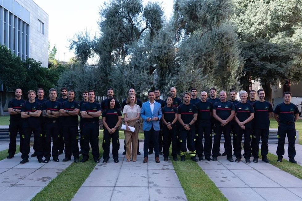 Foto de familia tras la toma de posesión de 22 bomberos al Consorcio de Prevención, Extinción de Incendios y Salvamento de la Provincia de Sevilla
