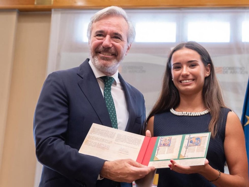 El presidente del Gobierno de Aragón, Jorge Azcón, ha entregado un obsequio a la gimnasta Inés Bergua.