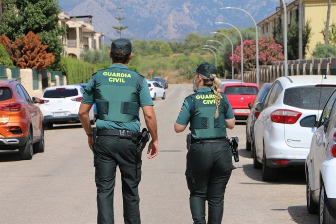 Dos agentes de la Guardia Civil en sa Pobla.