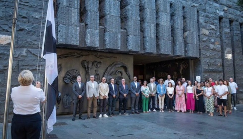 Izado de la bandera de la ciudad autónoma de Ceuta en la sede de Presidencia del Gobierno en Tenerife