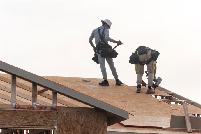Archivo - Dos trabajadores de la construcción en Estados Unidos.