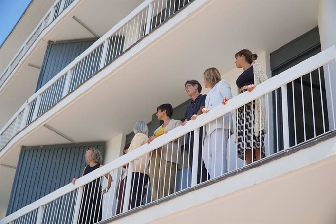 Isabel Rodríguez, durante su visita a la localidad navarra de Lekunberri a un complejo residencial con más de 30 viviendas de CASA 47 destinadas al alquiler asequible.