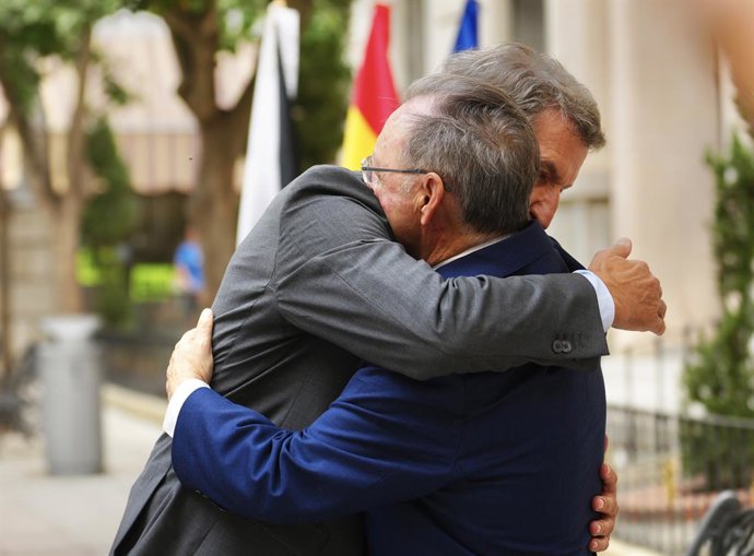 El presidente del Partido Popular, Alberto Núñez Feijóo, y el presidente de Ceuta, Juan Jesús Vivas