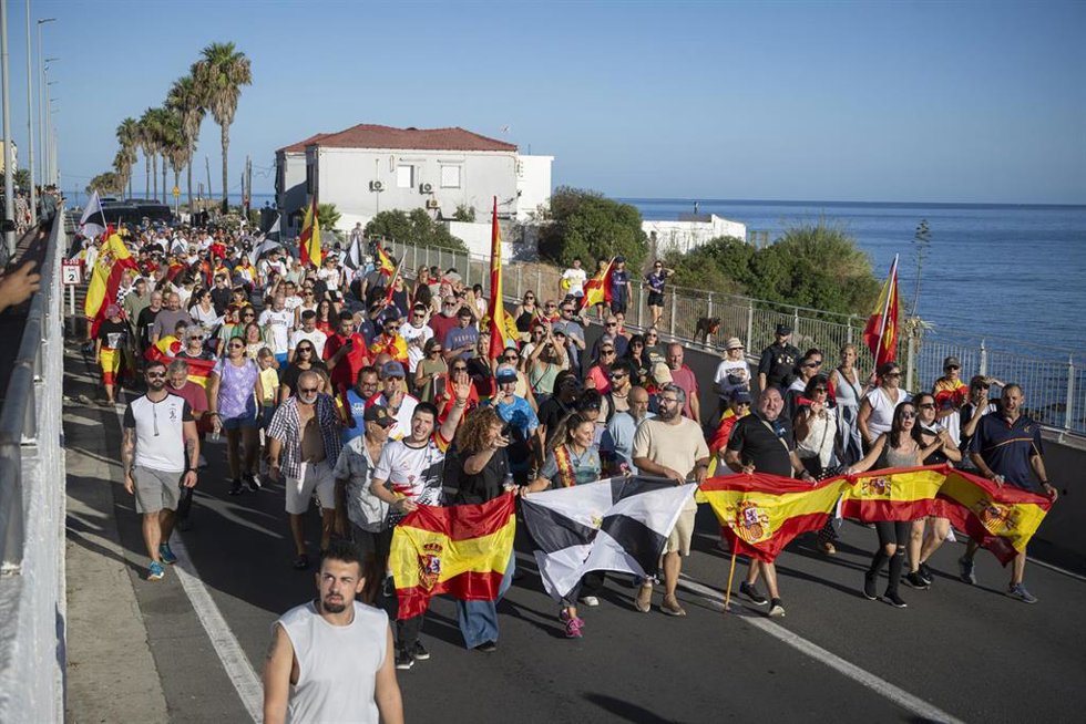 Decenas de personas durante una manifestación en Ceuta.