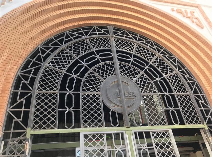 Entrada principal a Distrito 7, que conserva la identidad arquitectónica de la antigua fábrica de ascensores Giesa, en el distrito de Las Fuentes, Zaragoza