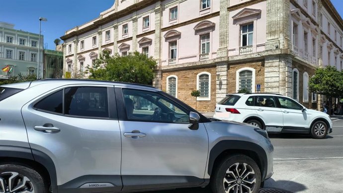 Un vehículo frente al edificio de la Diputación de Cádiz.