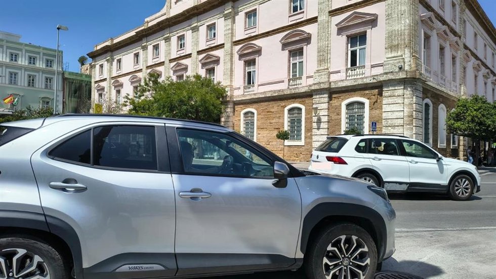 Un vehículo frente al edificio de la Diputación de Cádiz.