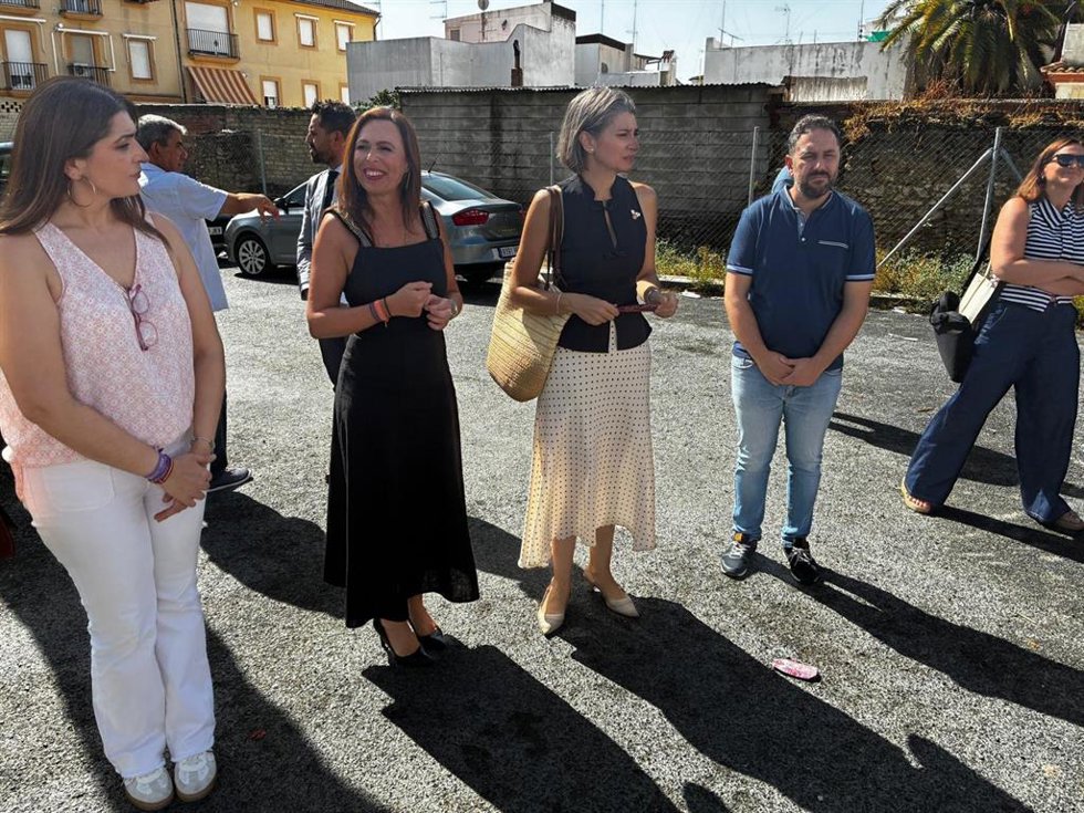 La consejera de Vivienda, Juventud y Ordenación del Territorio (segunda por la izda.), Rocío Díaz, en su visita a Aguilar de la Frontera.