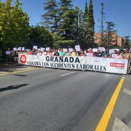 Sindicatos se concentran tras la muerte de un trabajador el martes en el barrio del Zaidín de Granada.