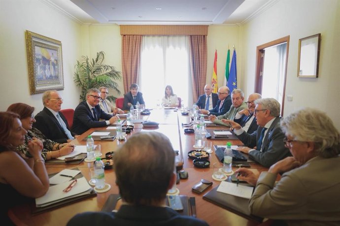 Reunión del vicepresidente segundo de la Junta de Andalucía y consejero de Turismo, Justicia, Desregulación y Administración Local, Manuel Gavira, con el Consejo Andaluz de Colegios de Abogados (Cadeca) en Antequera (Málaga).