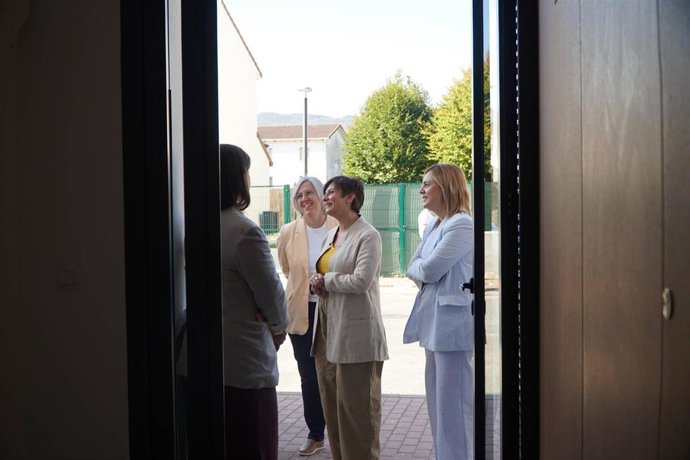 La ministra de Vivienda y Agenda Urbana, Isabel Rodríguez, durante una visita a Lekunberri (Navarra).