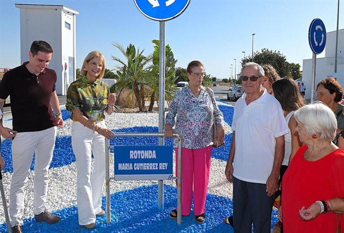 La alcaldesa de Jerez de la Frontera (Cádiz), María José García-Pelayo, en la glorieta María Gutiérrez Rey, donde se han acometido obras de remodelación.