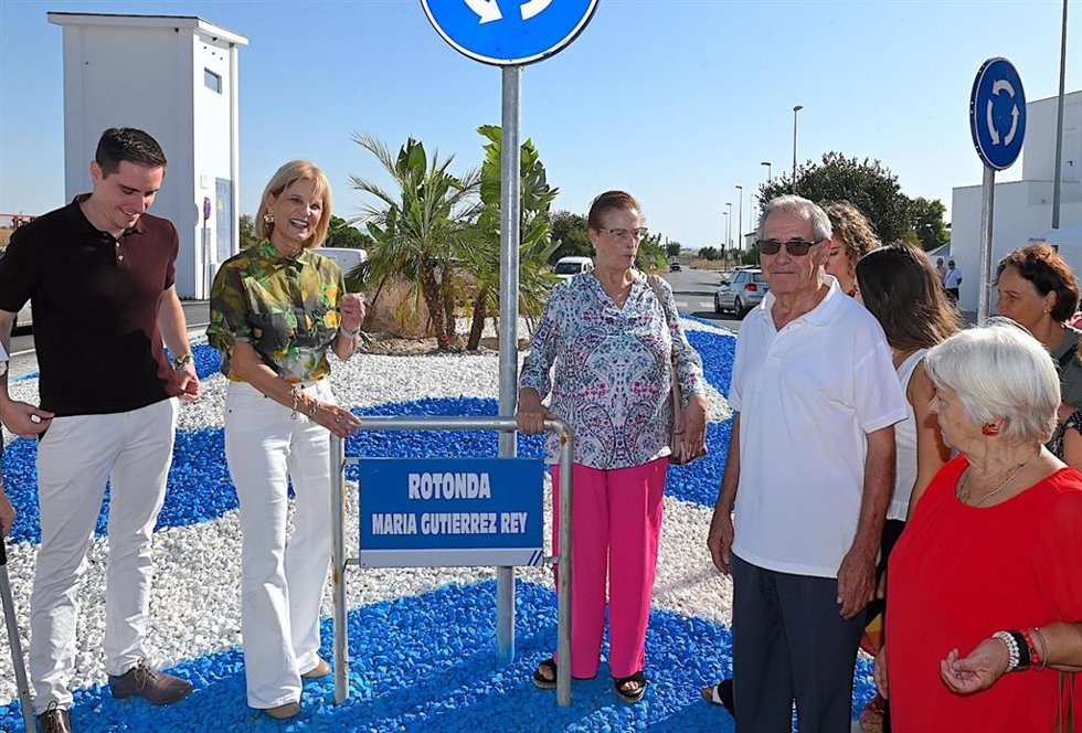 La alcaldesa de Jerez de la Frontera (Cádiz), María José García-Pelayo, en la glorieta María Gutiérrez Rey, donde se han acometido obras de remodelación.
