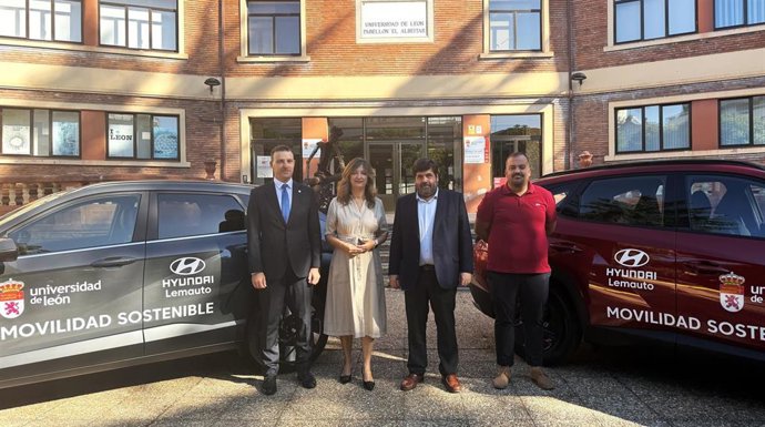La rectora de la ULE, Nuria González (centro izquierda) y el gerente de Lemauto Automoción, Roberto Rodríguez (centro derecha), en el Rectorado de León.