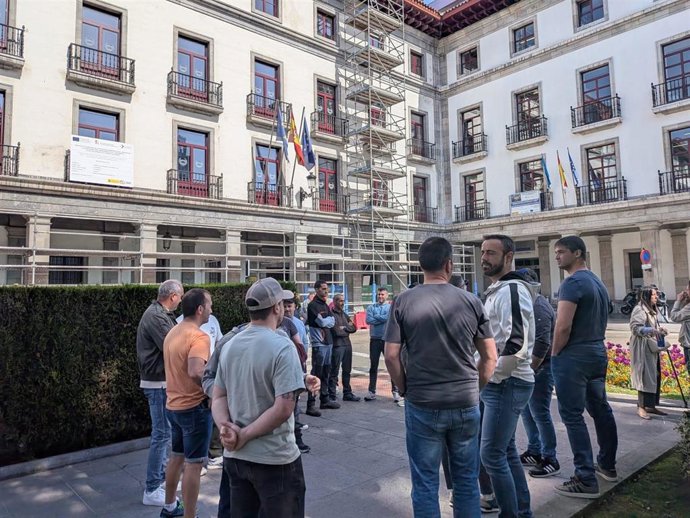 Archivo - Concentración de trabajadores de Vega de Rengos, en una imagen de archivo