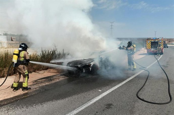Bomberos sofocan el incendio de un vehículo en Yecla originado en la zona del cargador del móvil