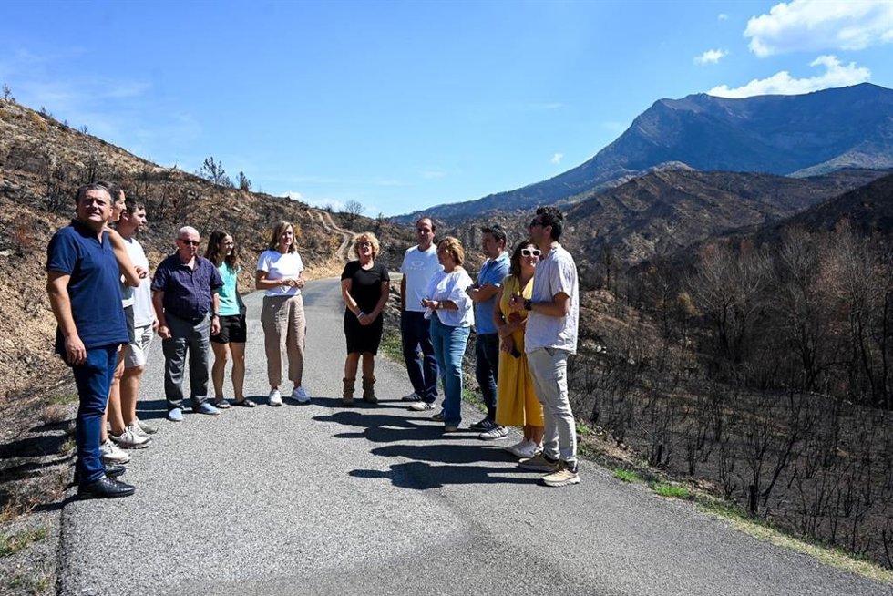 La secretaria general del PSOE Aragón, Pilar Alegría, con varios alcaldes de los municipios afectados por el incendio de Las Peñas de Riglos.