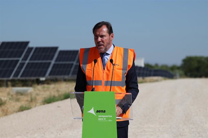 El ministro de Transportes y Movilidad Sostenible, Óscar Puente, ofrece declaraciones a los medios durante una visita al nuevo parque fotovoltaico del Aeropuerto Adolfo Suárez Madrid-Barajas, a 2 de septiembre de 2026, en Madrid (España).