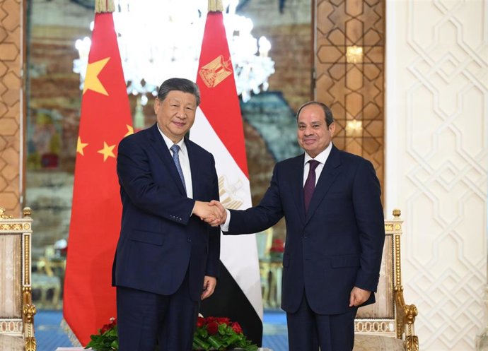 El presidente de China, Xi Jinping, estrecha la mano de su homólogo de Egipto, Abdelfatá al Sisi.
