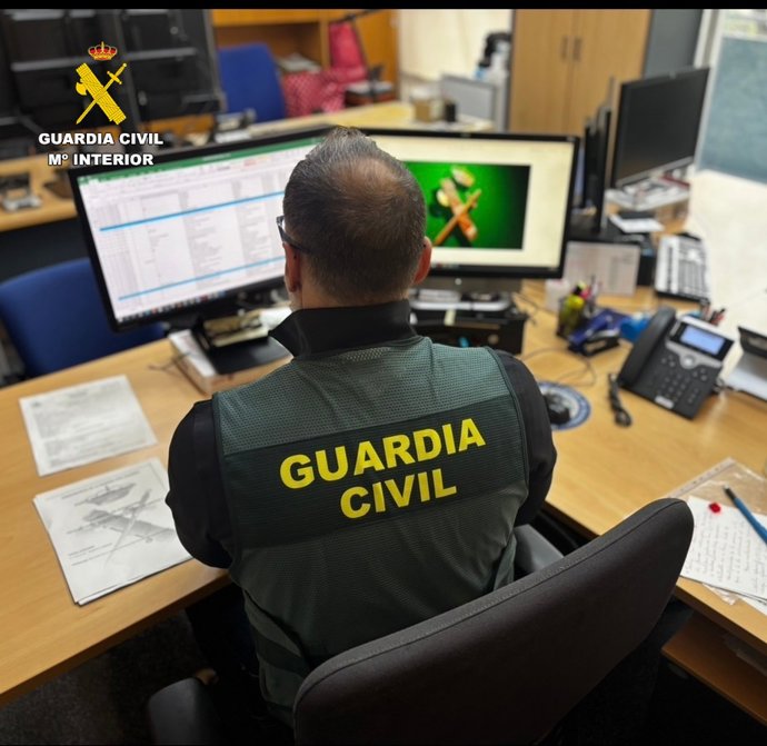 Archivo - Arxiu - Agent de la Guàrdia Civil en investigació