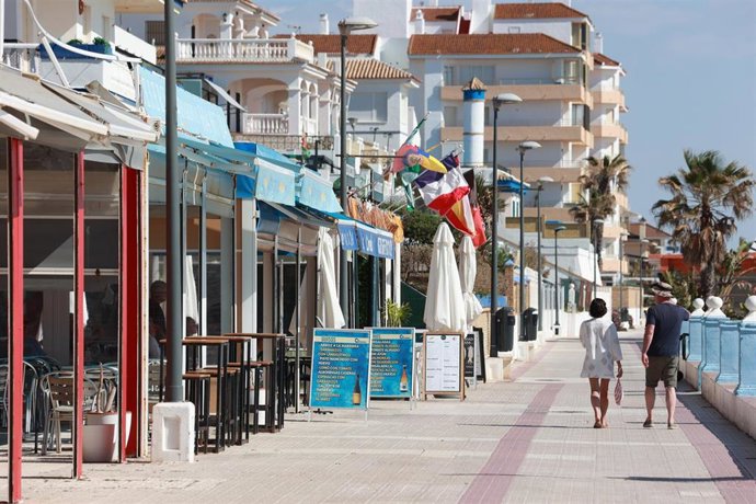 Archivo - Vista del paseo marítimo de la playa de Matalascañas.