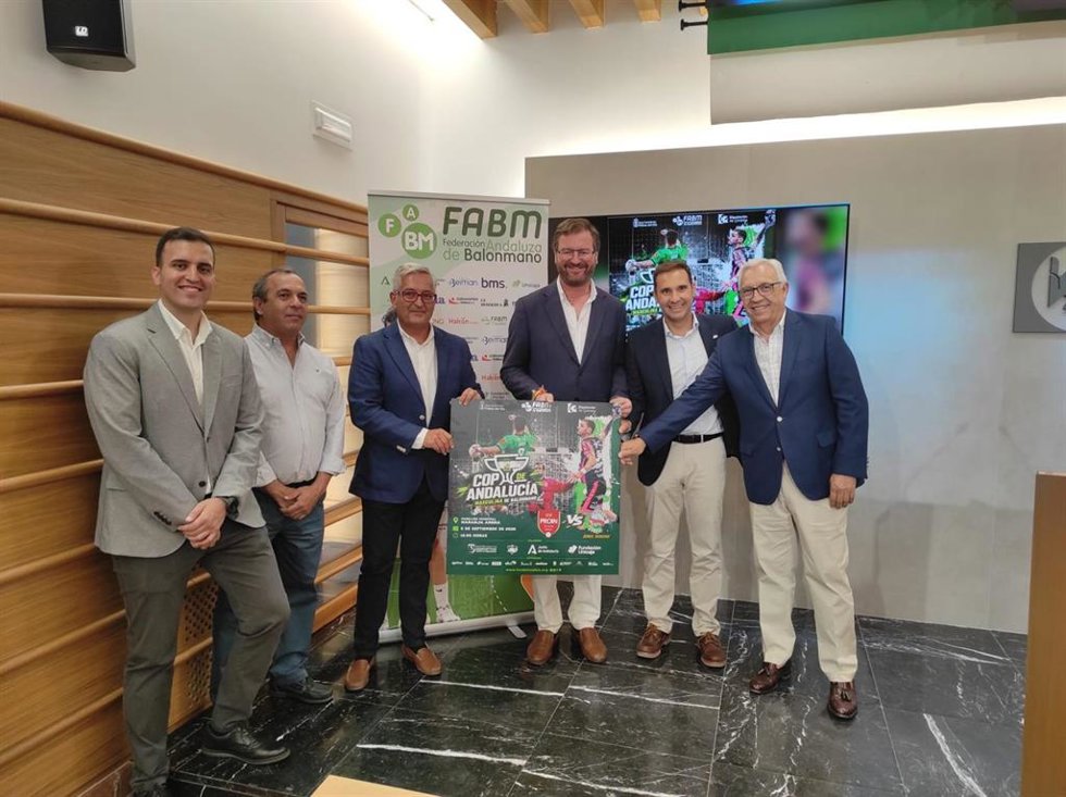 El delegado de Deportes, Antonio Martín (centro), en la presentación del encuentro.