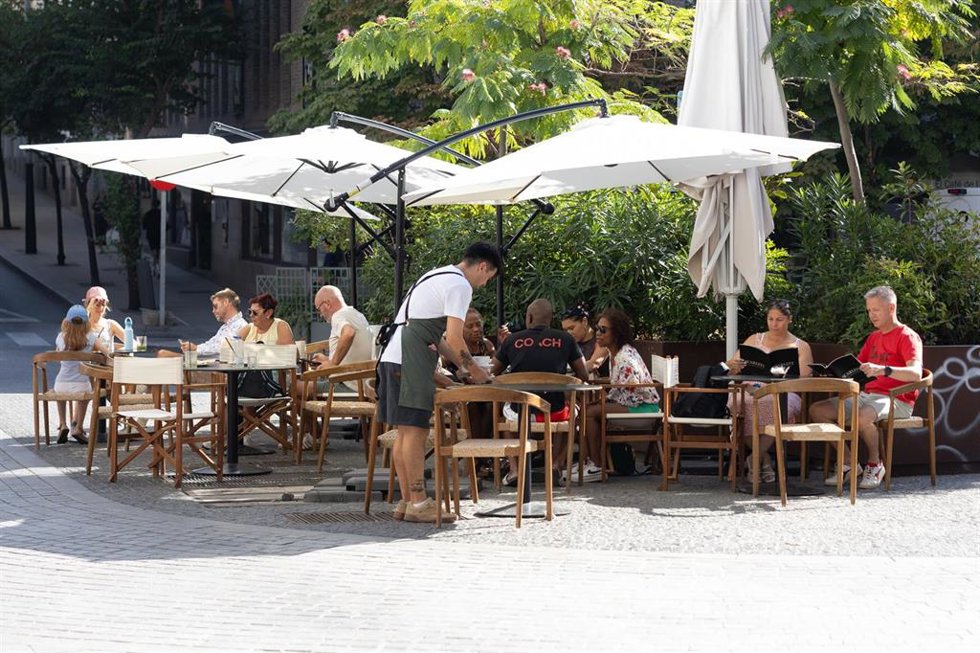 Varias personas consumen en la terraza de un bar, a 19 de agosto de 2026, en Madrid (España).