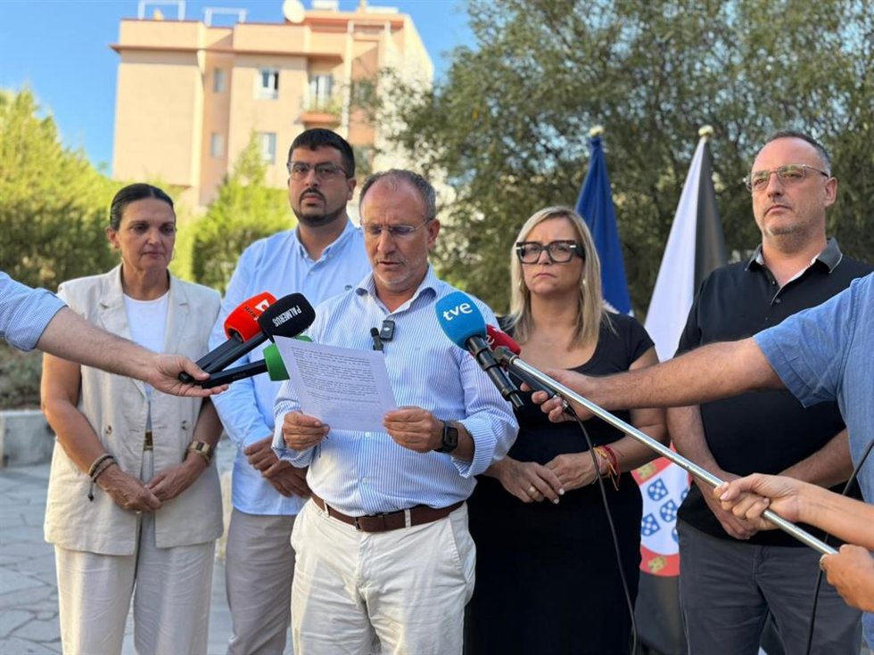El presidente del Cabildo de La Palma, Sergio Rodríguez, en la lectura de un manifiesto en apoyo a la ciudad de Ceuta
