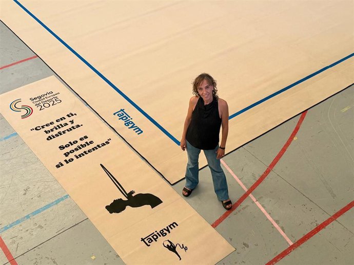 La gimnasta María Martín al pie del pasillo con su homenaje