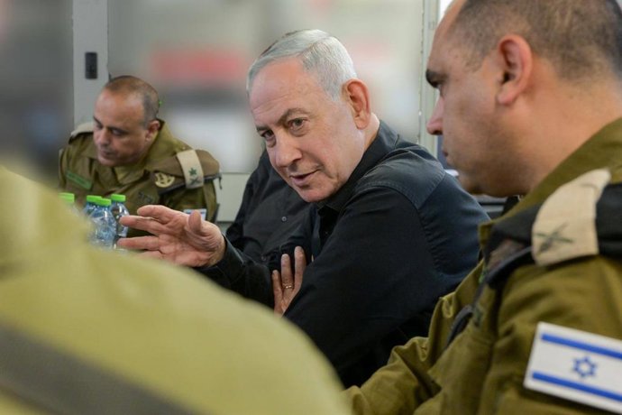 Archivo - Arquivo - 30 de maio de 2026, Fronteira Norte de Israel, Fronteira Norte de Israel, Território Palestino: O primeiro-ministro israelense Benjamin Netanyahu visita a 36ª Divisão ao longo da fronteira norte de Israel, acompanhado pelo ministro da 