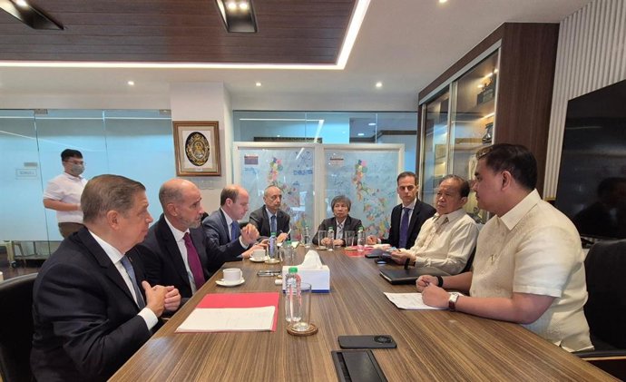 El ministro de Agricultura, Pesca y Alimentación, Luis Planas, se reúne en Manila con su homólogo filipino