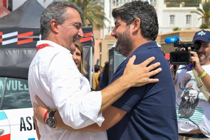 El presidente de la región de Murcia, Fernando López Miras, junto al director general de La Vuelta, Javier Guillén, en la salida de la ronda española en Cartagena.