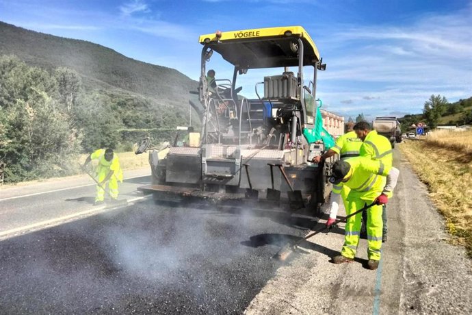 Obras de rehabilitación de firme en una carretera de Navarra.